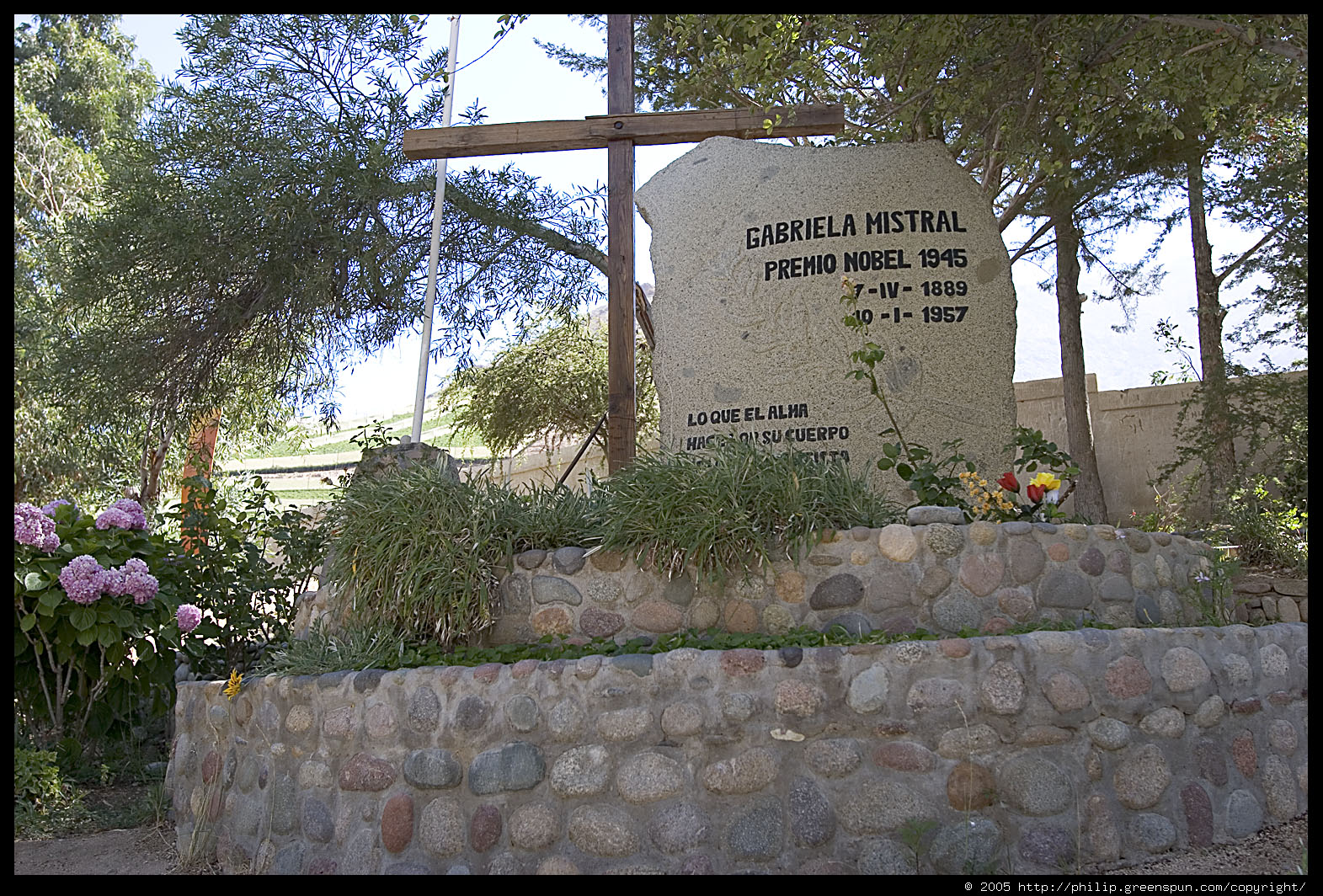 http://philip.greenspun.com/images/200501-chile/200501-valle-del-elqui/gabriela-mistral-grave.4.jpg
