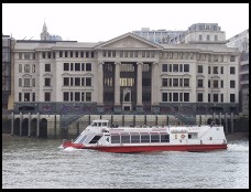 Digital photo titled thames-and-tour-boat