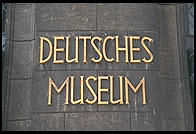 Sign at front door of Deutsches Museum.