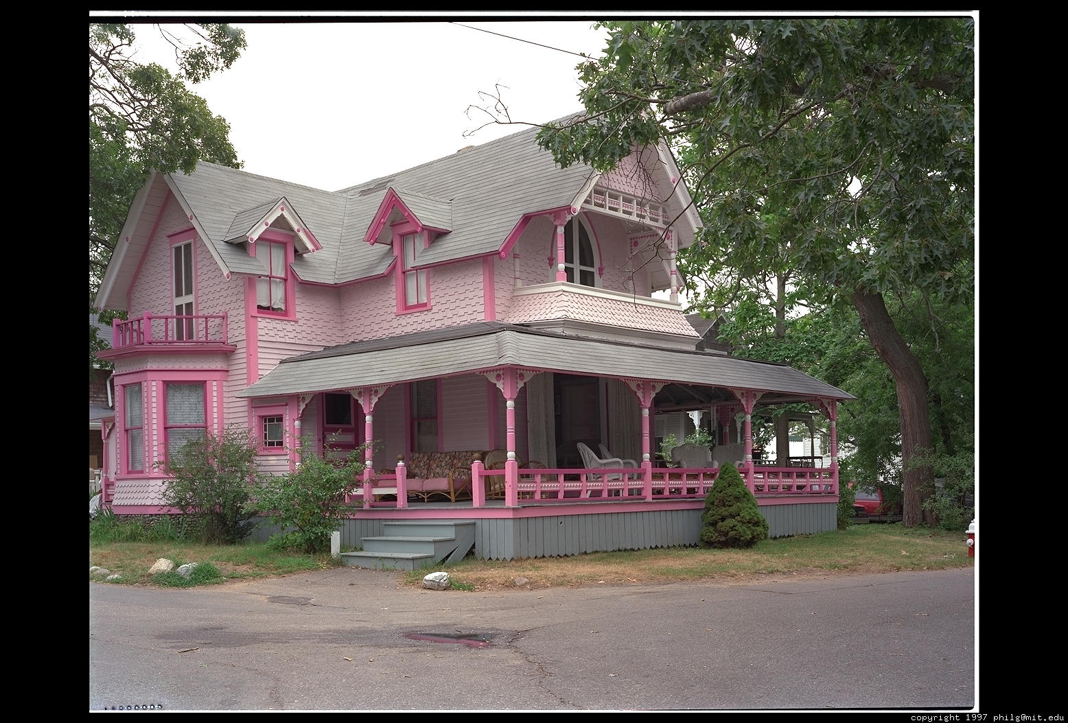 oak-bluffs-pink-house-4